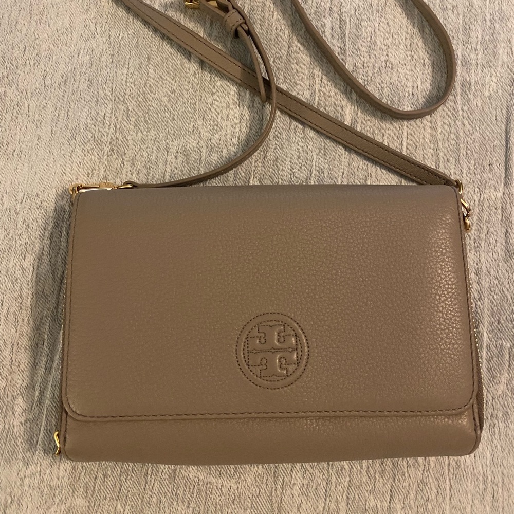 Tory Burch BOMBE flat wallet crossbody French Grey